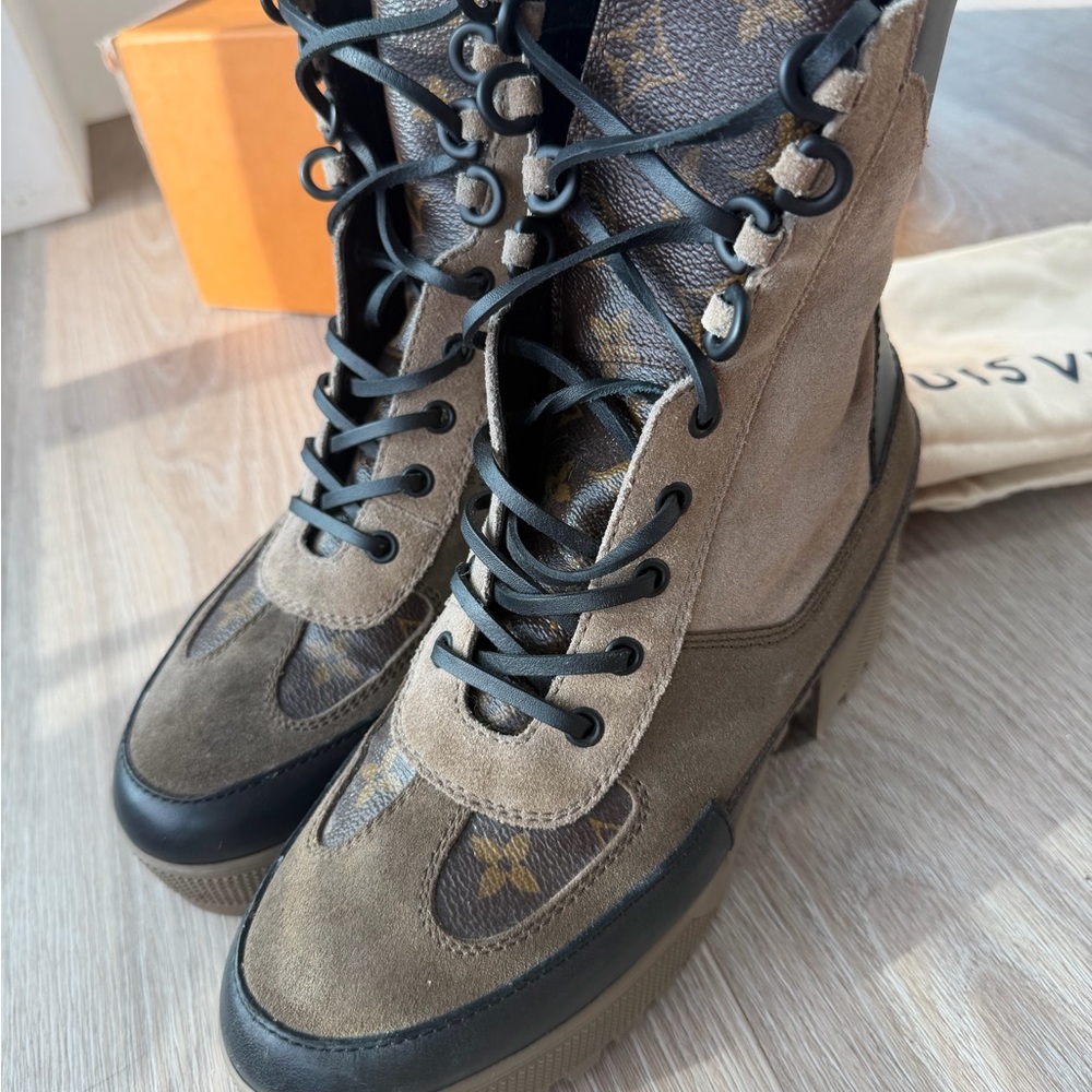 LOUIS VUITTON
Laureate Platform Desert Boot
